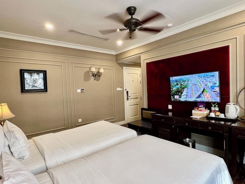 hotelImg