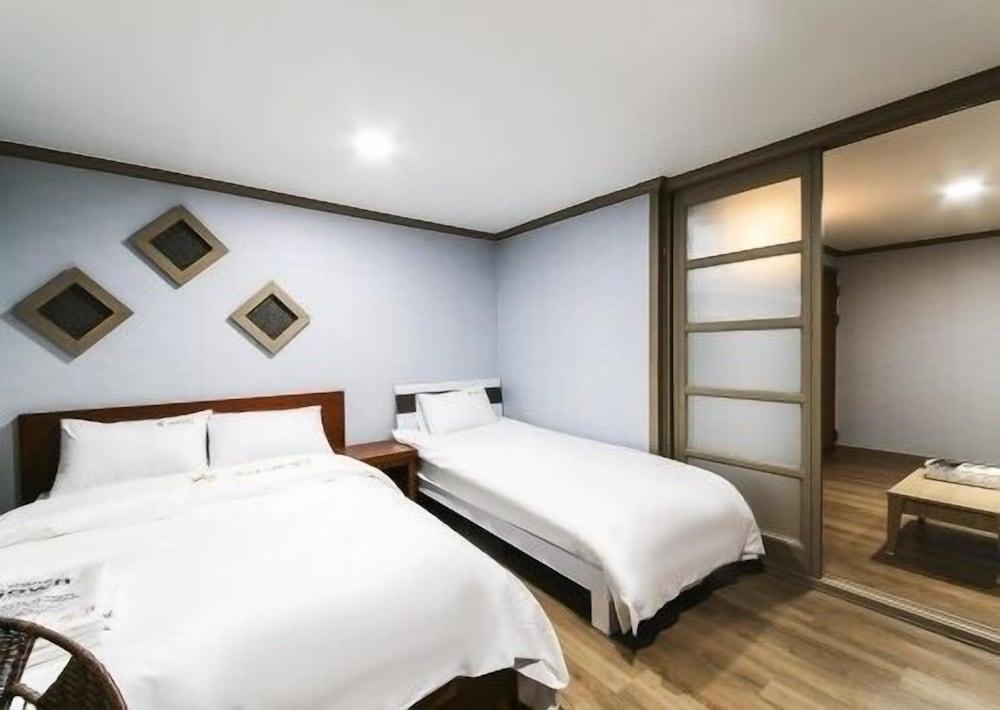 hotelImg