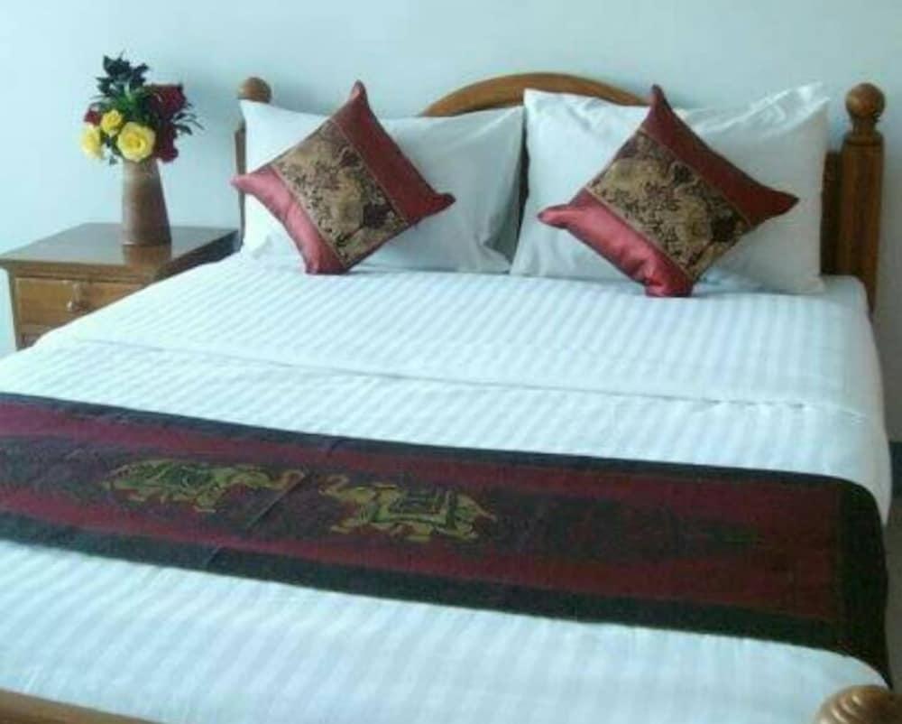 hotelImg