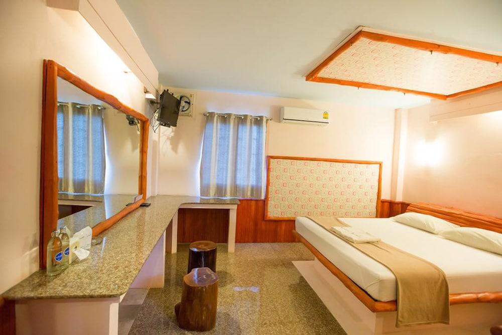 hotelImg