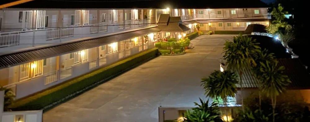 hotelImg