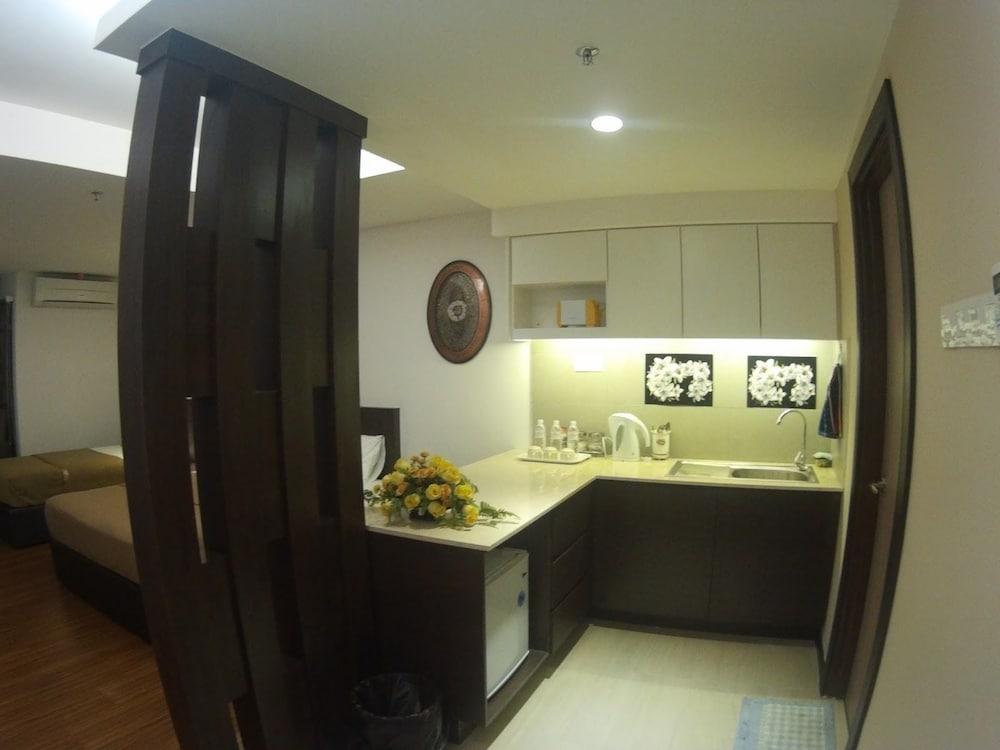 hotelImg