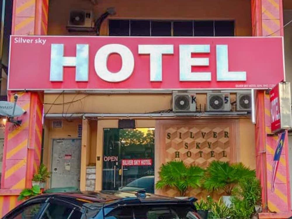 hotelImg
