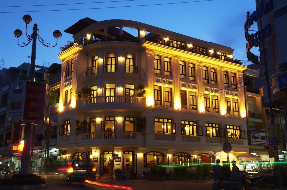 hotelImg