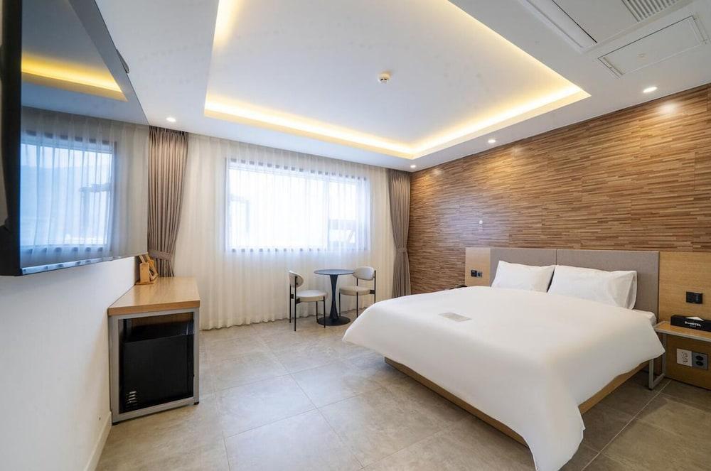 hotelImg