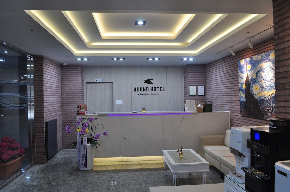 hotelImg