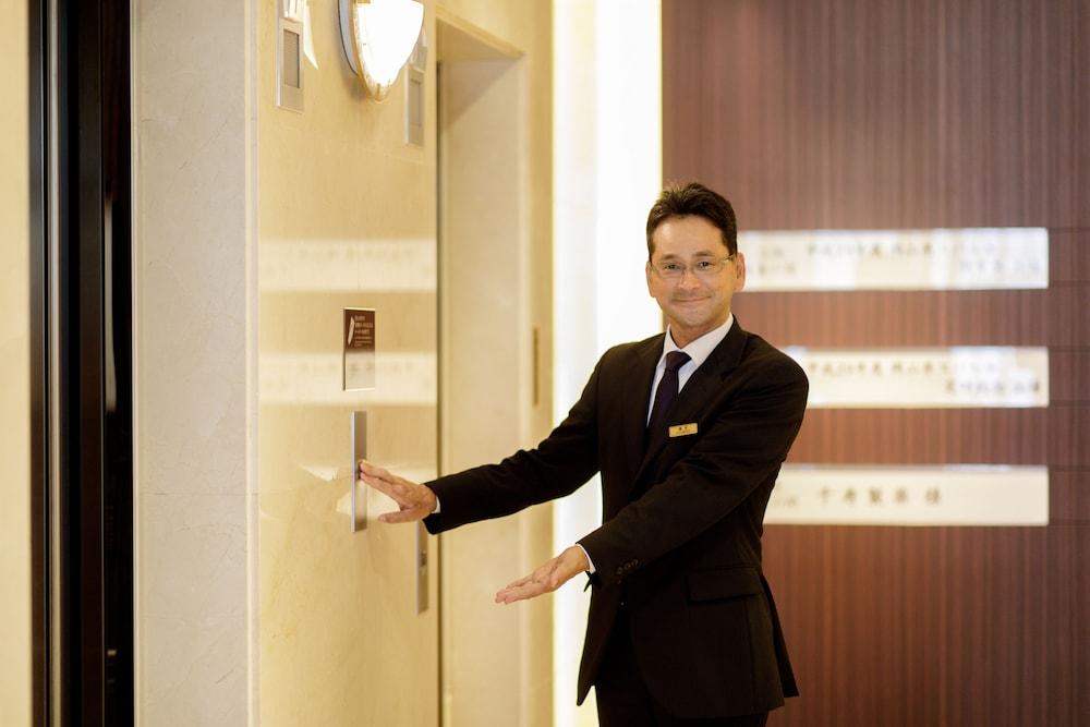 hotelImg