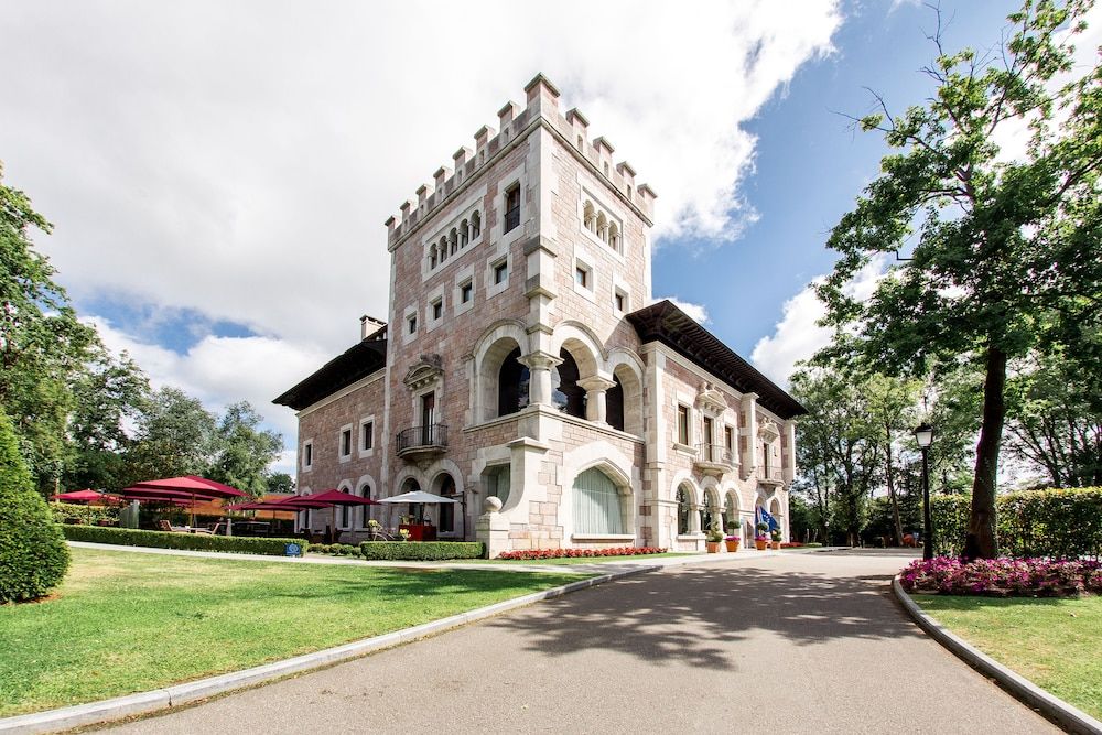 Castillo del Bosque la Zoreda