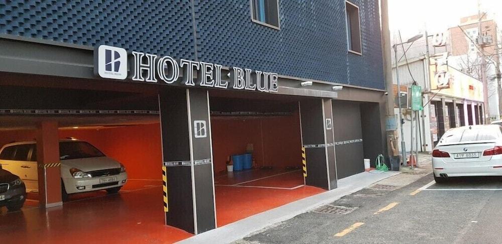 hotelImg