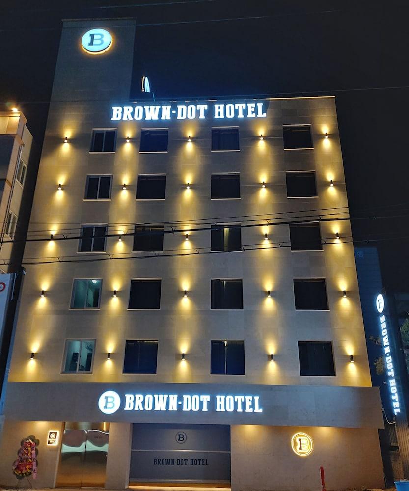 hotelImg