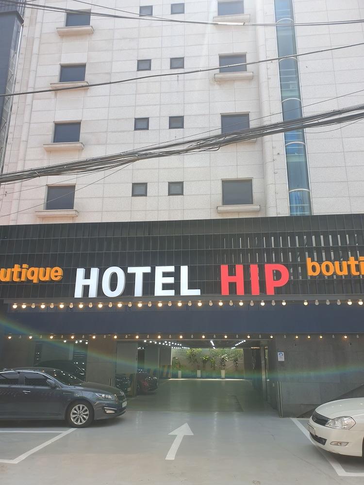 hotelImg