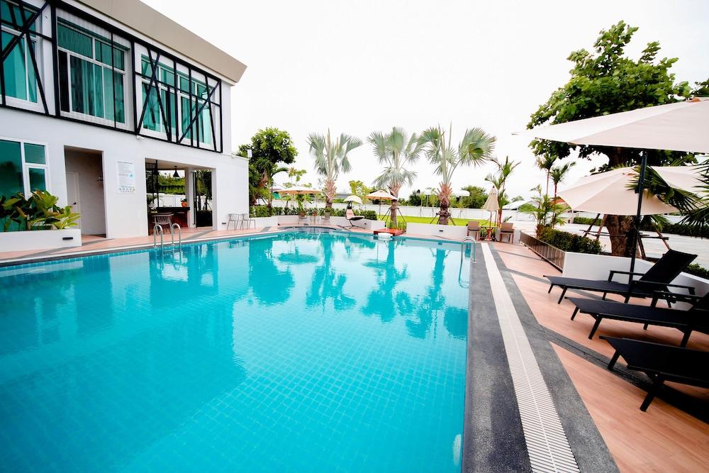 hotelImg