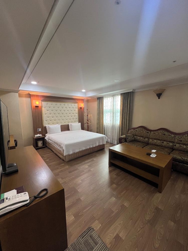hotelImg