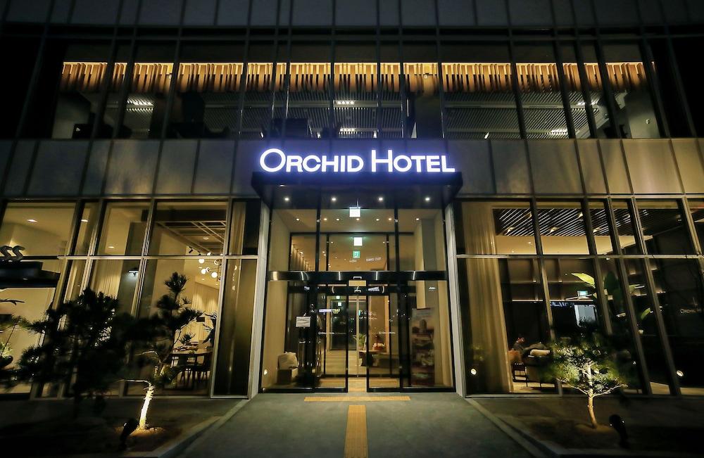 hotelImg