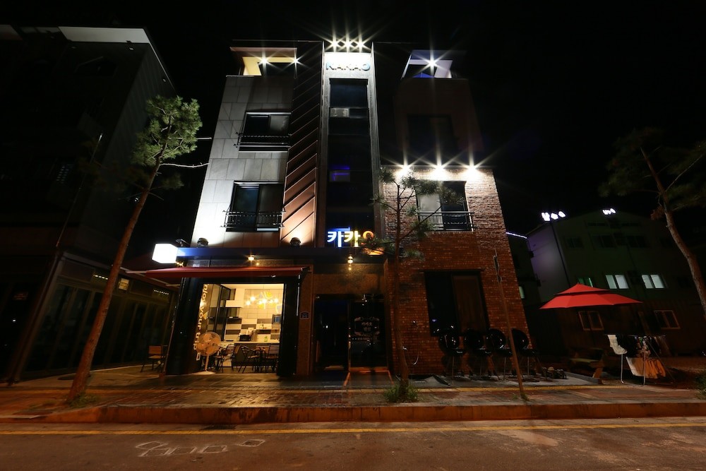 hotelImg