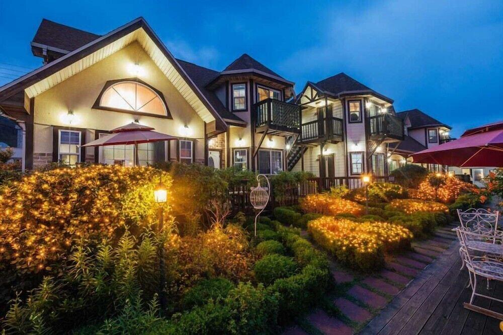 hotelImg