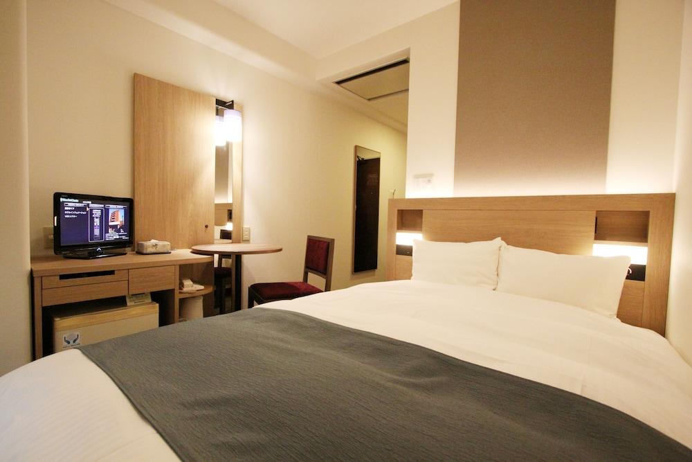 hotelImg