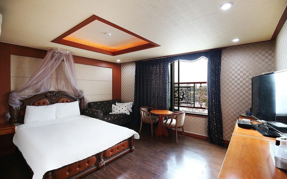 hotelImg