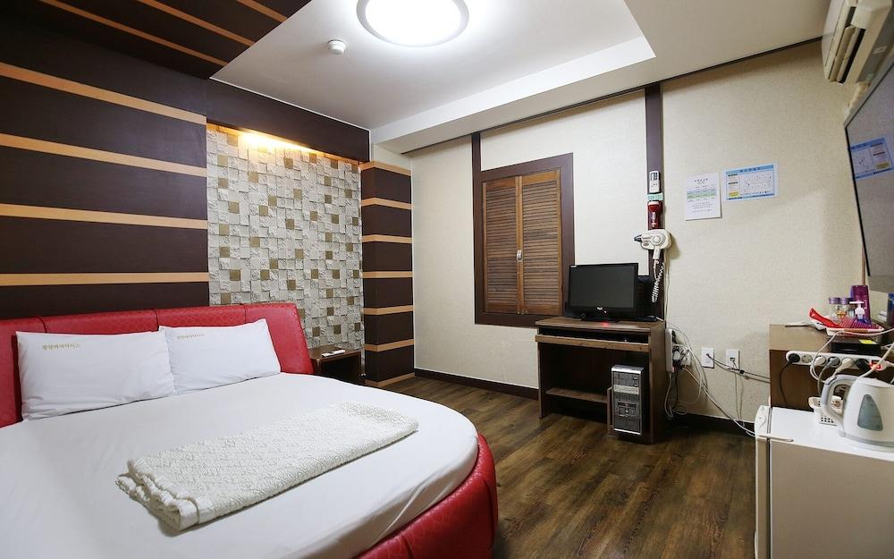 hotelImg