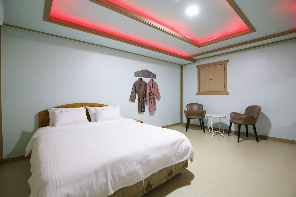 hotelImg