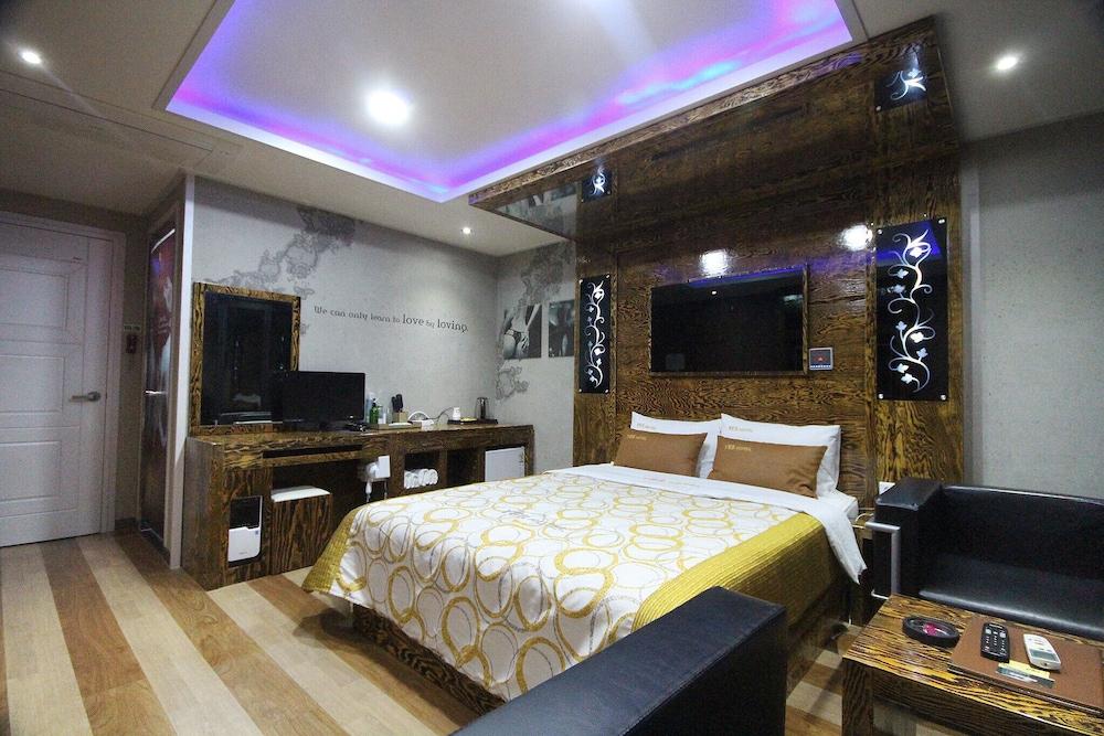 hotelImg