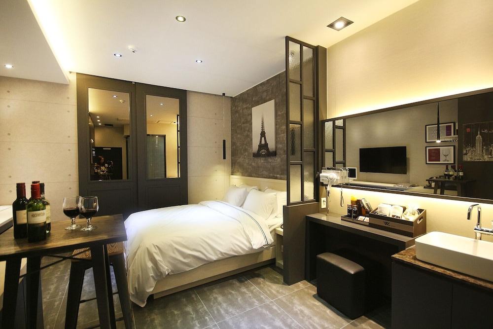 hotelImg