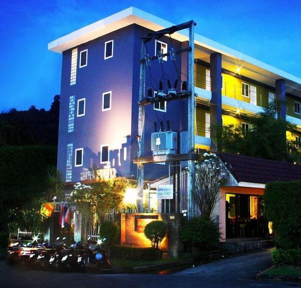 hotelImg