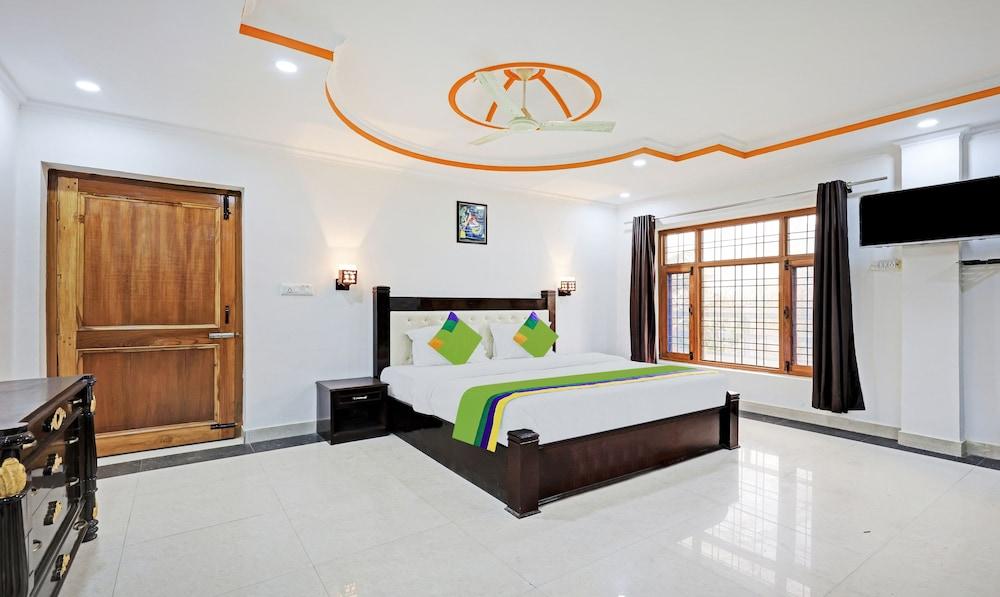 hotelImg