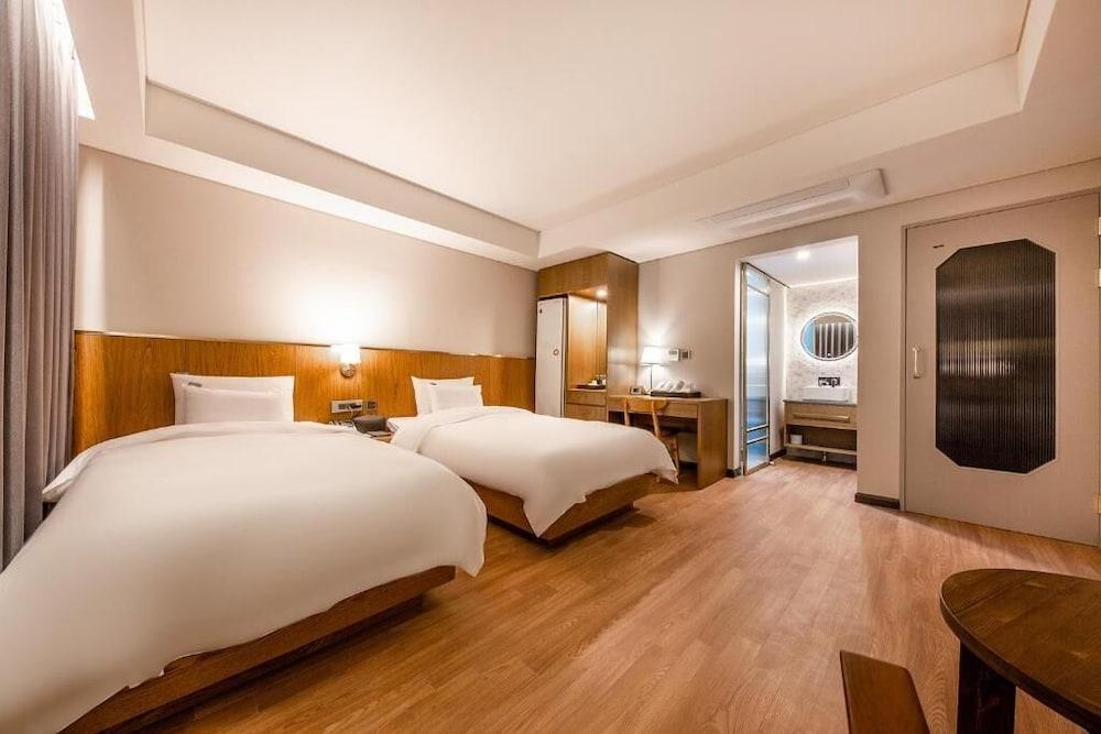 hotelImg