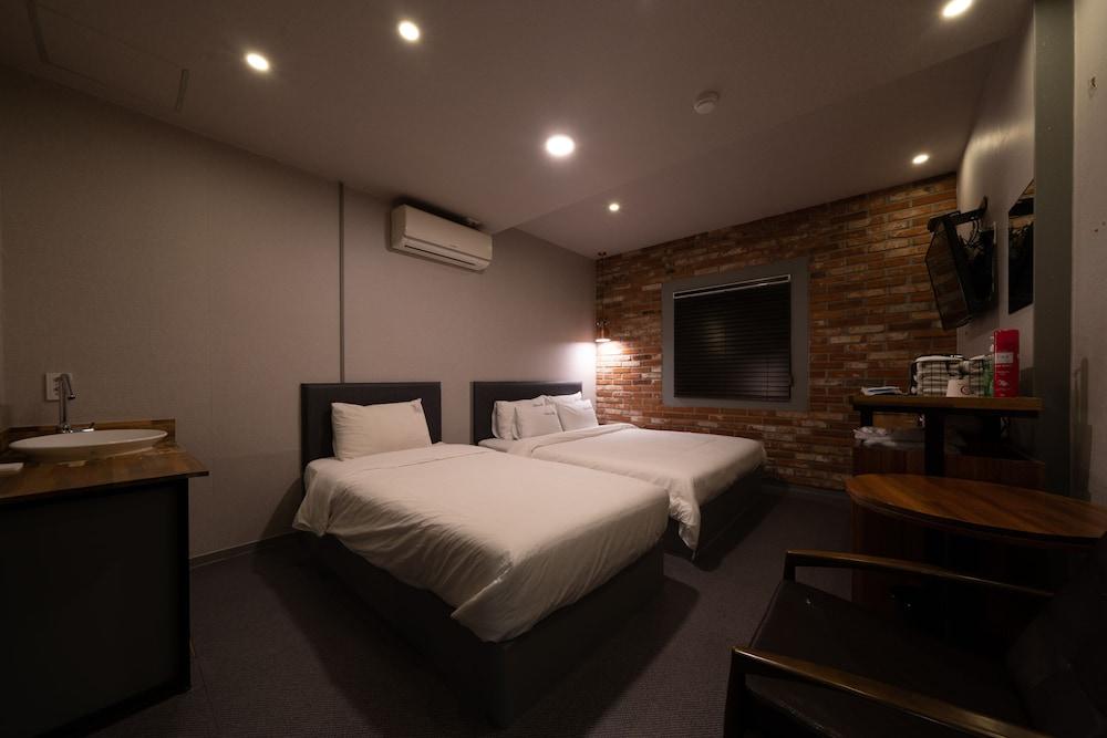 hotelImg