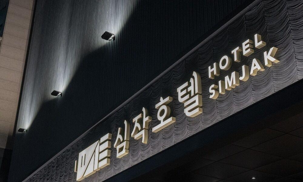hotelImg