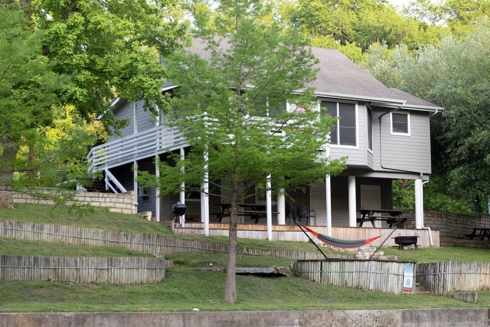 Air Haus Lite Sleeps 6 People